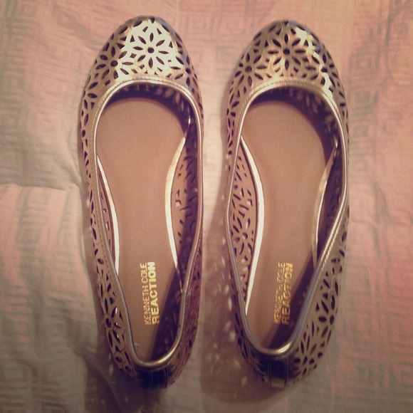 Kenneth Cole reaction gold flats