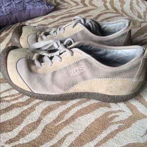 Men's used keen tan shoes
