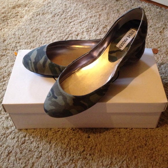 Steve Madden camo flats