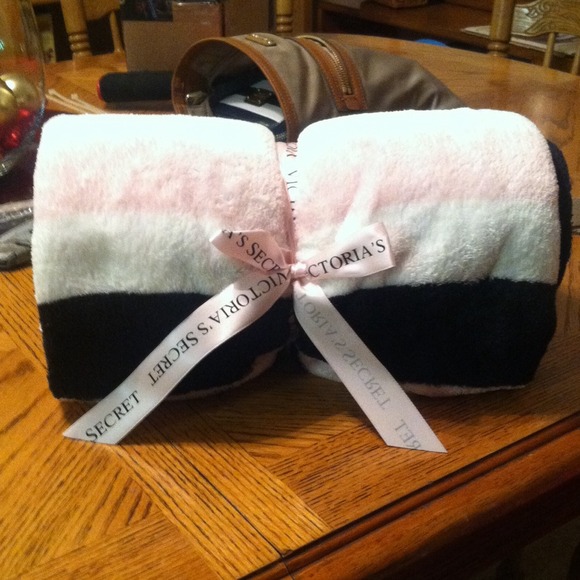 VICTIORA SECRET BLANKET