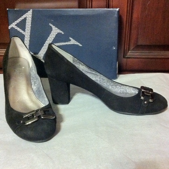 AK ANNE KLEIN. Women's black suede shoes size 10M.