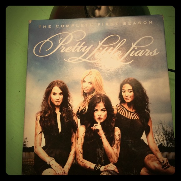 Complete first season of pretty little liars