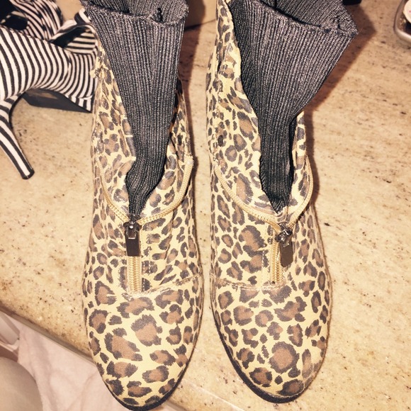 Size 9 Bamboo Booties - Picture 4 of 4