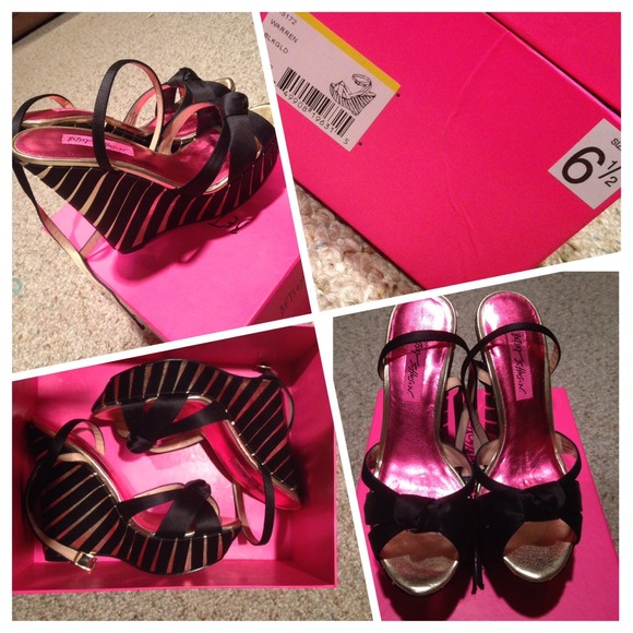 Betsey Johnson warren wedges Satin & Leather(only worn once) - Picture 3 of 4