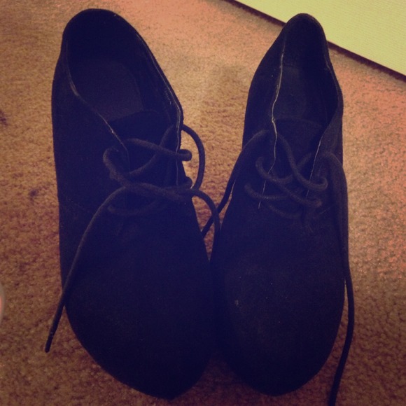 Black wedges