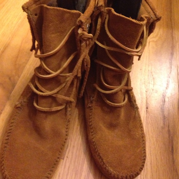MINNETONKA FRINGE BOOTIES NEVER WORN