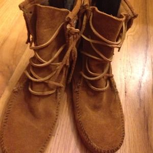MINNETONKA FRINGE BOOTIES NEVER WORN