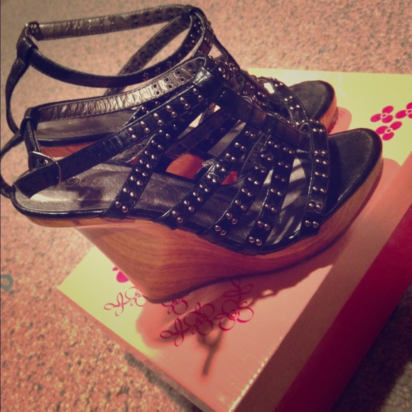 De blossom collection black studded wooden wedges - Picture 1 of 4