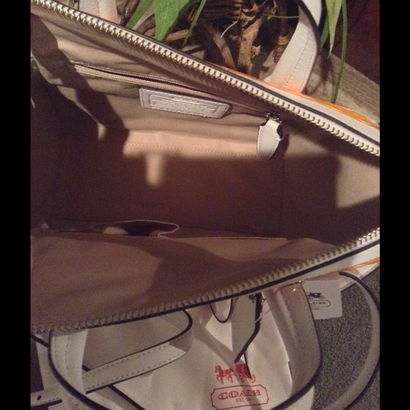 🌻Gorgeous Mandarin/White Leather Coach Bag🌻 - Picture 4 of 4