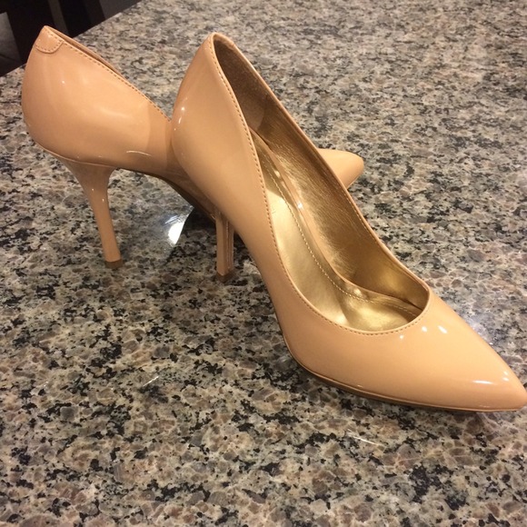 BCBG nude pumps👠