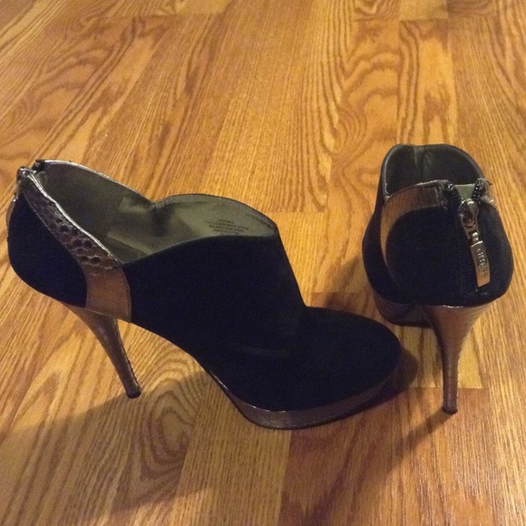 Guess black suede booties with silver detailing!