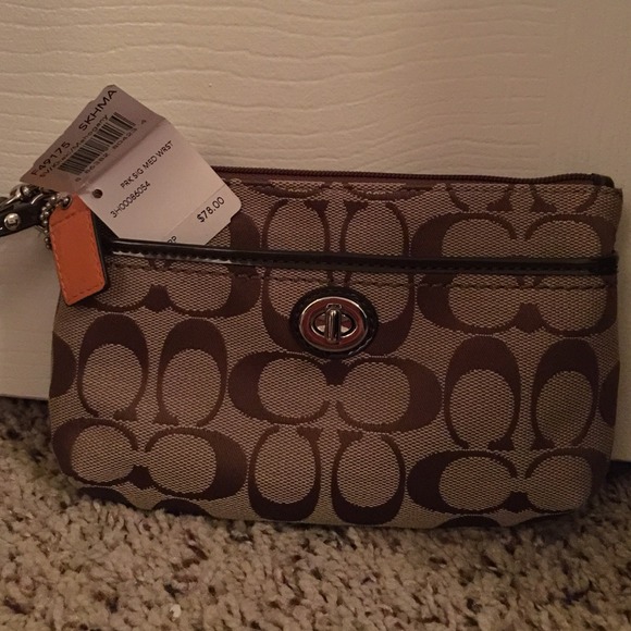 Authentic coach wristlet!!🌺