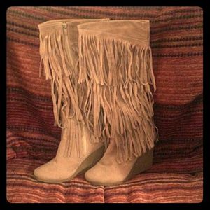 Fringe boots with wedge