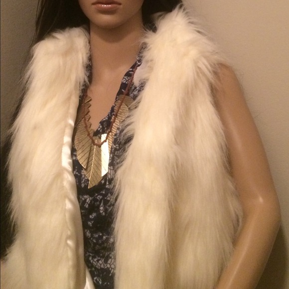 Faux fur vest!! New with tag! Never worn!!❄️⛄️