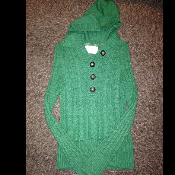 Adorable & cozy warm emerald green sweater