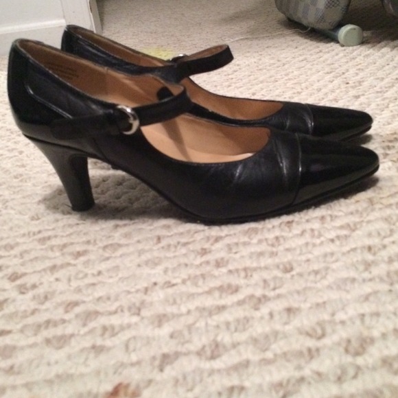 Black 1 or 2 inch heels😈