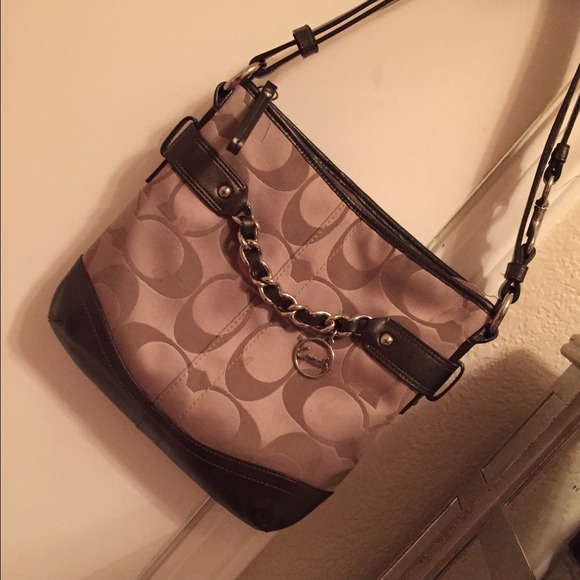 A stunning coach purse for @jazmine