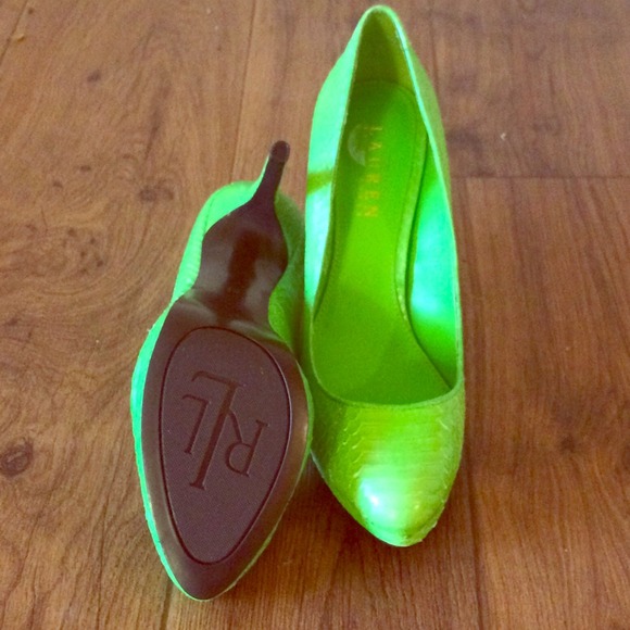HOT neon green snakeskin RL pumps!! 😻