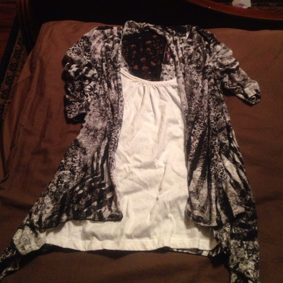 Black and white 3/4 sleeve blouse! Sz small