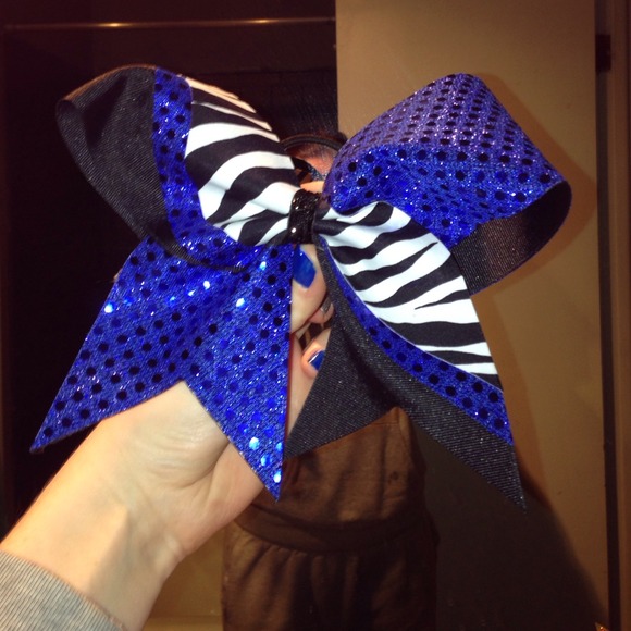 Cheer bow - Picture 1 of 2