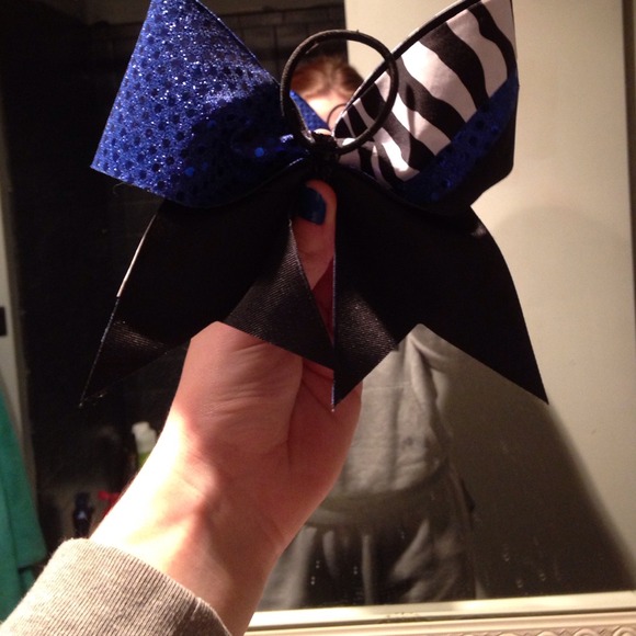 Cheer bow - Picture 2 of 2