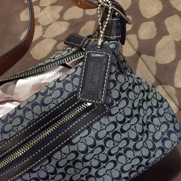 Authentic COACH 💯 Signature Fabric bag - Picture 3 of 4