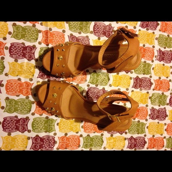 Studded wedges - Picture 2 of 2