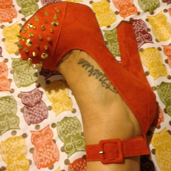 Orange platforms - Picture 3 of 3