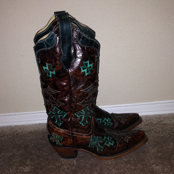 ♦️REDUCED PRICE♦️Corral Boots- brown w/ crosses