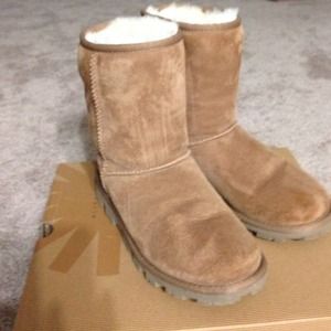 RESERVED UGG ESSENTIAL SHORT WOMEN SIZE7 chestnut