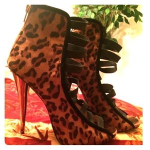 LILIANA leopard print heels!