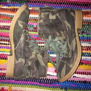 steve madden camo boots