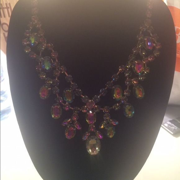 Jeweled bid necklace multi color - Picture 3 of 4