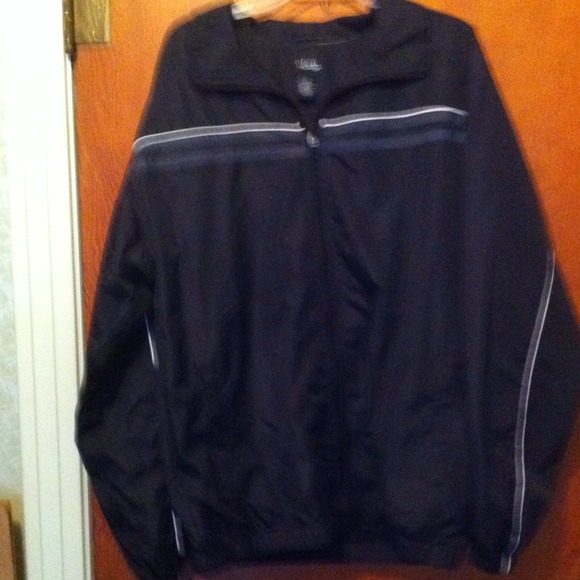 Men's track suit. Size large.never worn.