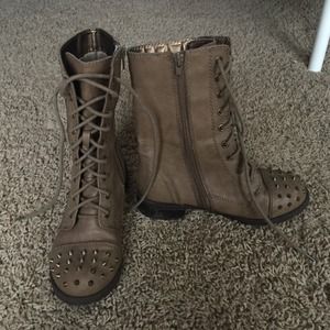 Taupe combat boots w/ spikes