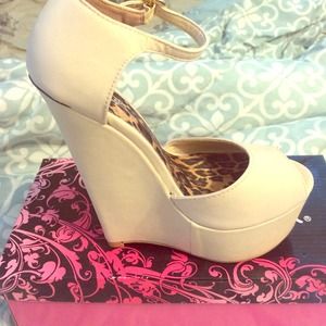 Size 6 wedges nude