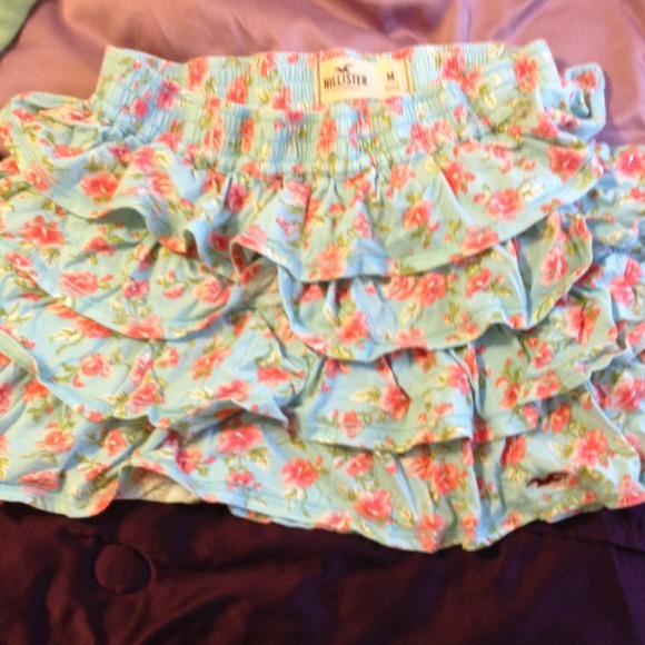 Hollister floral ruffled skirt