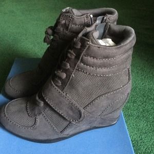 Vera Wang wedge sneaker sz 6.5