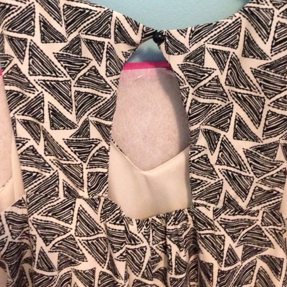 Open cutout back White and Black Dress - Picture 2 of 2