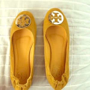 Tory Burch Flats. Yellow and gold. Faux. Size 39