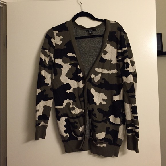 Forever 21 Cameo sweater size medium