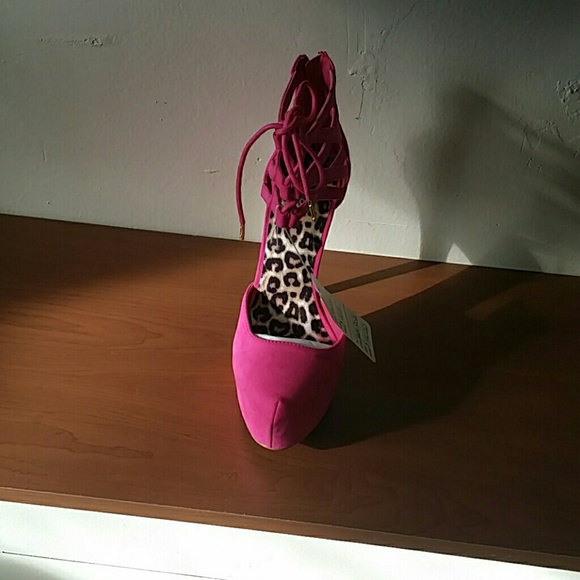 Heels - Picture 3 of 3