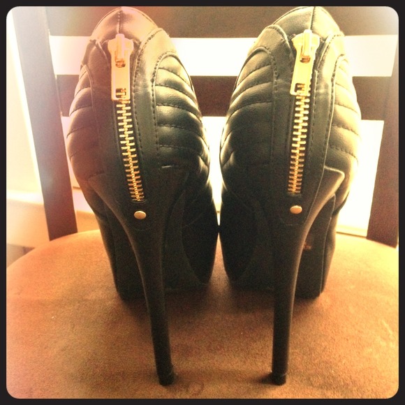 CHARLOTTE RUSSE BLACK/GOLD HEELS!!!!