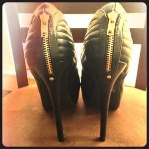 CHARLOTTE RUSSE BLACK/GOLD HEELS!!!!