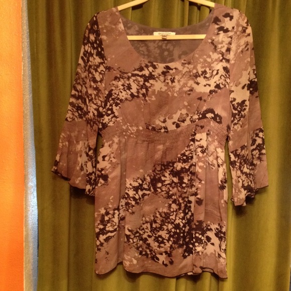 Dressy patterned mid sleeve top barely worn