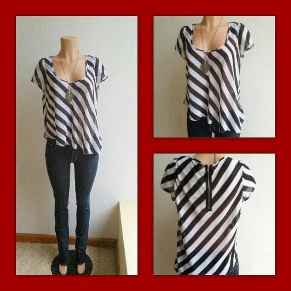 *BUNDLED* NWT GUESS BLCK/WHTE STRIPE TOP - Picture 2 of 4