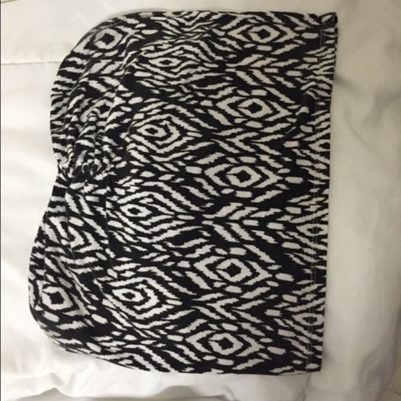 Black and white patterned crop top