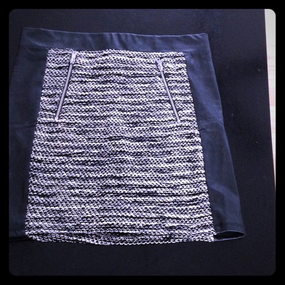 Skirt with leather detailing