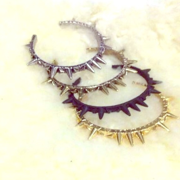 Set of spiked cuffs