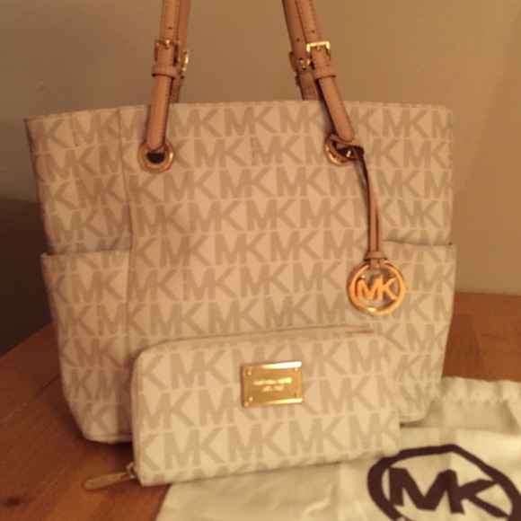 🚫SOLD🚫Michael Kors Handbag and wallet!
